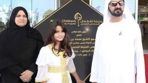 El jeque Al Maktoum posa junto a una niña en la apertura del hospital. (Twitter)