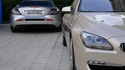 Coches aparcados con matrícula de Kuwait. (Flickr)