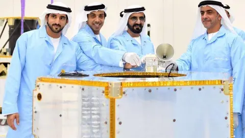 El jeque Hamdan -izquierda- junto a su padre el jeque Al Maktoum -en el centro- con la HopeProbe. (Dubai Media Office Twitter)