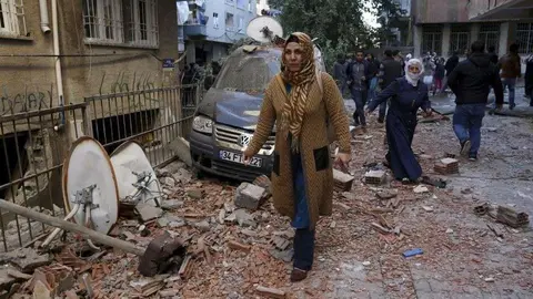 Una imagen del destrozo causado por el coche bomba en Turquía.