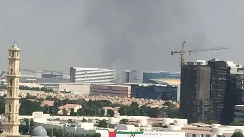 Un lector del diario 7days tomó una imagen del humo sobre el cielo de Dubai.