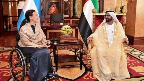 El jeque Al Maktoum durante su encuentro con la exvicepresidenta de Argentina, Gabriela Michetti en 2016. (WAM)