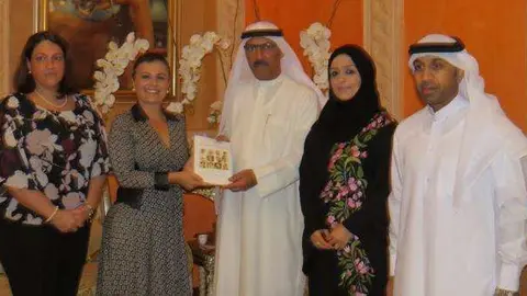 La delegación salvadoreña junto a representantes de la Fundación Zayed en Dubai.