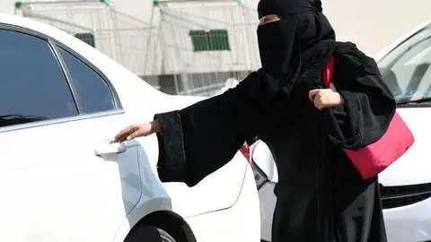 Una mujer saudí ante un vehículo estacionado.