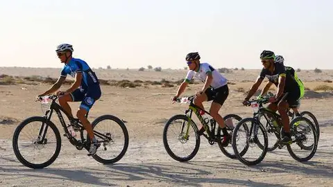 Participantes en una edición anterior de la carrera ciclista de la Sport City de Dubai.