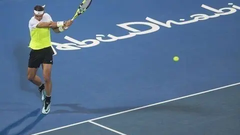Rafa Nadal en la pista de Abu Dhabi.