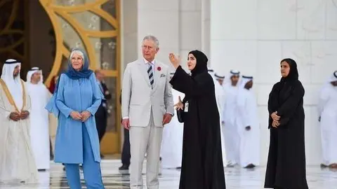 El príncipe Carlos y su esposa durante la visita a la Gran Mezquita Zayed.