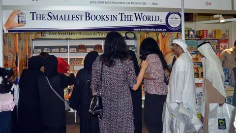 Asistentes a la Feria del Libro de Sharjah observan el stand de la editorial peruana. 