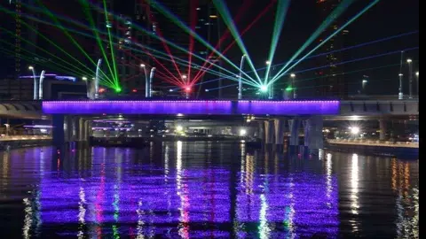 Luces para inaugurar el Gran Canal de Dubai.