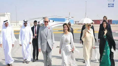 El príncipe Carlos y su esposa junto a la princesa Haya en Dubai.