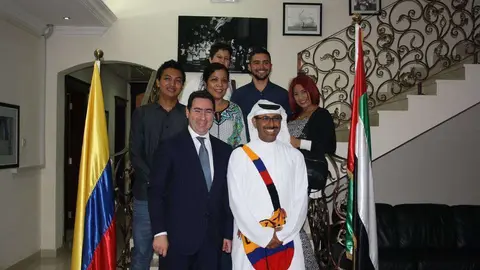 Los estudiantes, con el embajador de Colombia y el fundador del instituto Art Hub de Abu Dhabi. (Cedida)