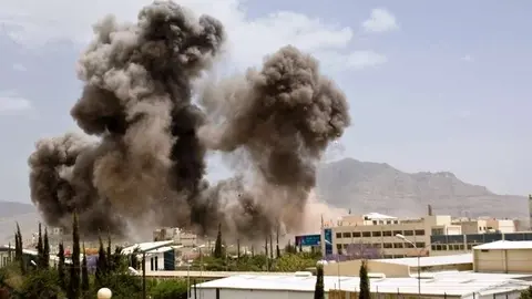Columnas de humo en el cielo de Yemen, tras bombardeos en Saná.
