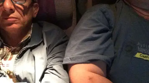 El abogado italiano tomó esta foto durante su vuelo con Emirates.