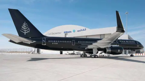 El avión de lujo de lujo de Four Seasons en el aeropuerto de Dubai DWC.