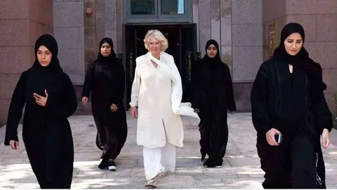 La Duquesa de Cornualles y su escolta emiratí.