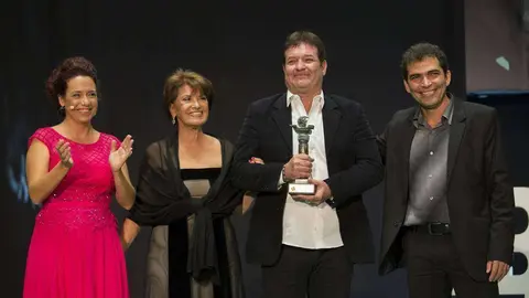 El actor cubano Jorge Perugurría, en el momento de recibir el Premio Ciudad de Huelva del Festival de Cine Iberoamericano. (Cedida)