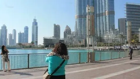 Turistas a los pies del Burj Khalifa (EL CORREO).