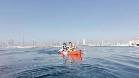 Los deportistas remando en el Canal de Dubai.