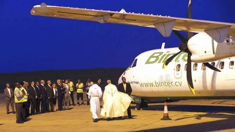 Acto en el que se ha puesto el nombre de 'Ilha do Fogo' al primer avión que cubrirá las rutas de la compañía Binter entre las islas de Cabo Verde en el aeropuerto de Praia. (EFE / Elvira Urquijo A.)