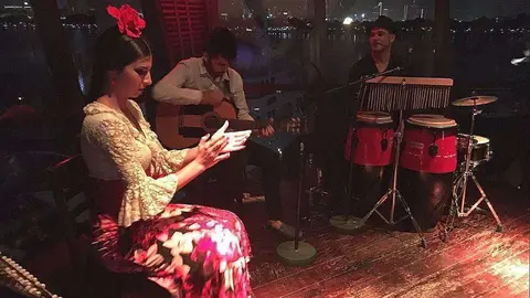 Marina Bautista, Antonio Fernández e Iván González, sobre el tablao de Casa de Tapas en Dubai.