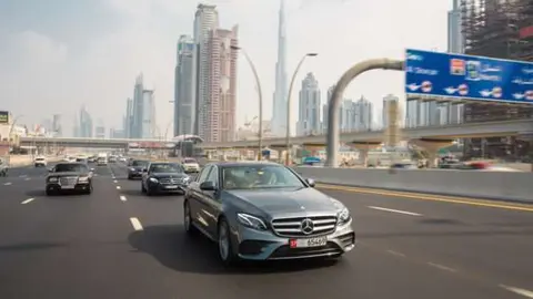 El Mercedes autónomo comienza su viaje en Dubai.