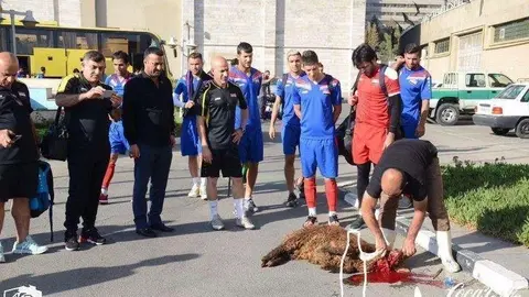 Momento del sacrificio de la oveja por parte de la Selección de fútbol de Irak.