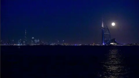 La imagen de la superluna tomada por la Oficina Oficial de Medios de Dubai.