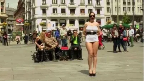 Los viandantes tomaron fotos de la grabación de la película.