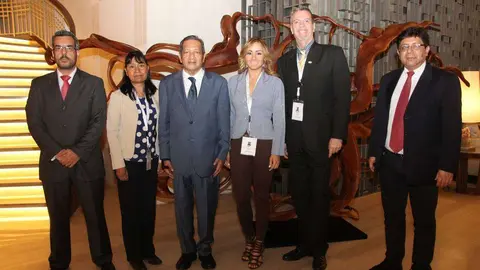 El vicepresidente del Banco Central de Venezuela, José S. Khan -tercero por la izquierda-, junto a la delegación de Venezuela que ha acudido al plenario del Proceso de Kimberley celebrado en Dubai. (EL CORREO)