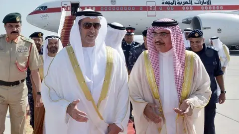 El jeque Saif junto al ministro del Interior de Bahrein. (Wam)