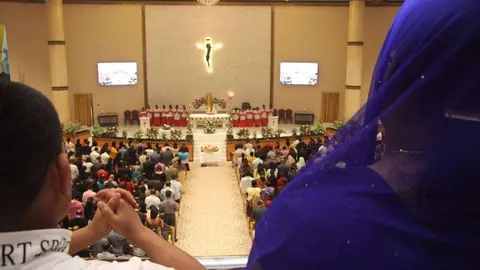 En la imagen que ilustra el texto, cristianos durante la misa de Nochebuena en la iglesia de San Antonio de Padua en el emirato de Ras Al Khaimah. (EL CORREO DEL GOLFO)