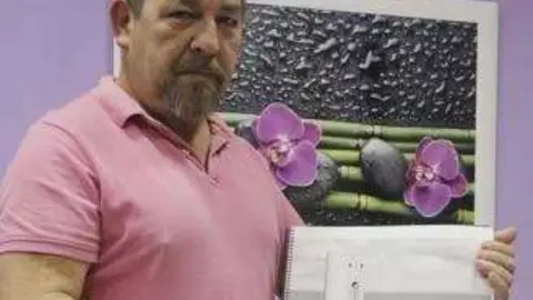 Miguel Ángel Levanteri con su revolucionario urinario.