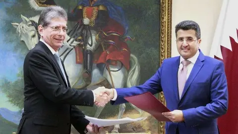 Faleh Hajri, presidente de la Dirección de Aviación Civil del Estado de Qatar, y Alfredo Fonseca Mora, director general de la Autoridad de Aeronáutica  Civil de Panamá. (Cancillería de Panamá)
