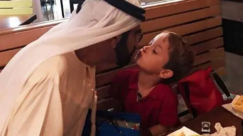 El Jeque Mohammed bin Rashid Al Maktoum y su hijo menor el jeque Zayed.