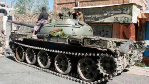 Combatientes progubernamentales en la ciudad de Taiz.