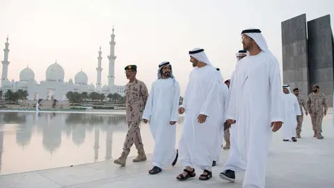 El príncipe heredero de Abu Dhabi recorre el monumento a los héroes de EAU.
