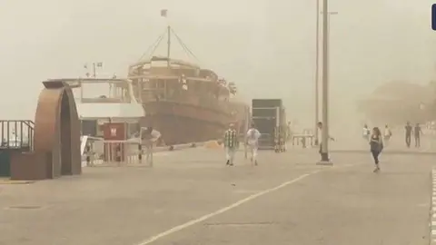 El Creek de Dubai durante la tormenta de arena.