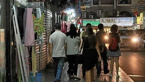 Clientes pasean entre comercios en Deira. (El Correo)