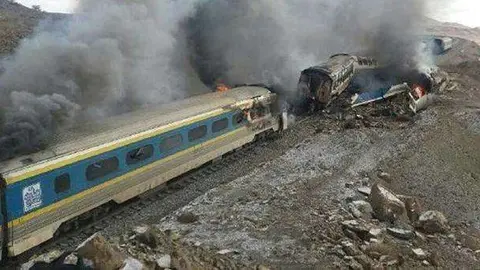 La foto de la agencia EFE muestra el espectacular choque de los dos trenes.