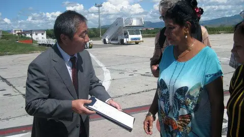 El embajador de Japón entrega las actas del  donativo tras la maniobra de descarga a la delegada del Ministerio de Comercio Exterior de Cuba. (Sergio Martínez Martínez)