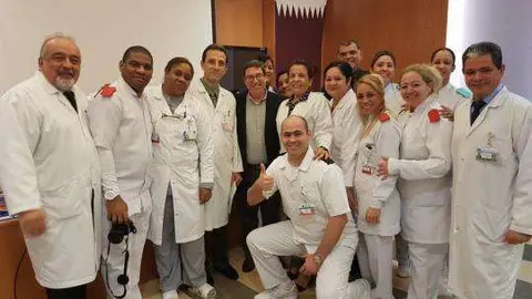 el canciller cubano, Bruno Rodríguez y sus paisanos médicos en Qatar.