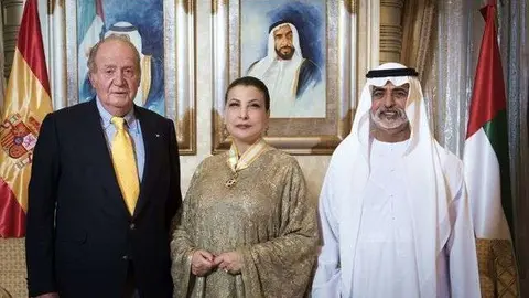 Juan Carlos I, con la condecorada y con el ministro emiratí de Cultura.
