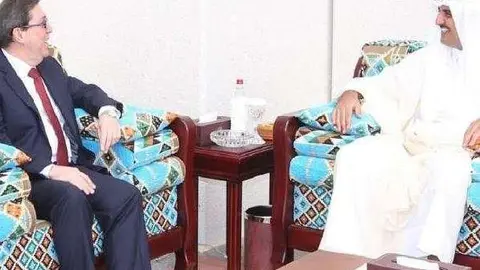 El canciller cubano junto al emir de Qatar.