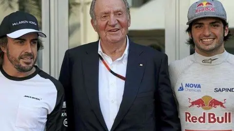 Juan Carlos I entre Alonso y Sainz (Racing Press).