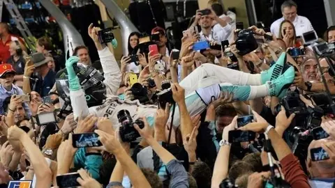 Rosberg es aclamado tras ganar el mundial en el circuito de Yas Marina en Abu Dhabi. (@GPUpdate_es)