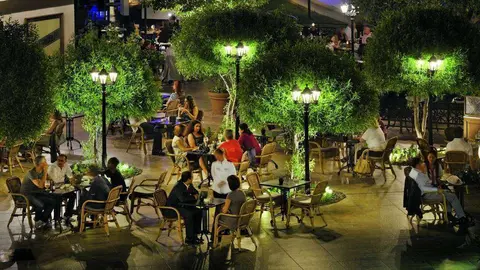 Terraza del Belgian Café en Abu Dhabi. (Cedida)
