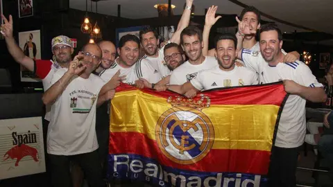 Aficionados merengues, eufóricos en Casa de Tapas tras conseguir el Real Madrid la undécima. (EL CORREO) 