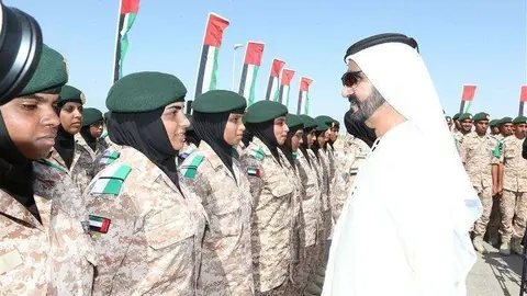 El jeque Mohammed bin Rashid saluda a mujeres militares del ejército de EAU. (WAM)