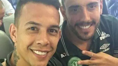 Alan Ruschel, a la derecha, es uno de los jugadores rescatados con vida tras el accidente de avión.