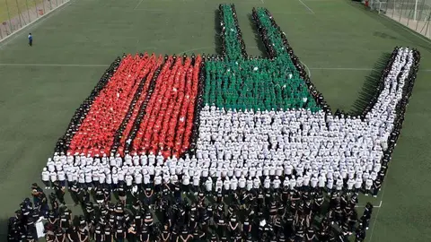 M&aacute;s de 2.000 estudiantes han batido un r&eacute;cord mundial formando esta enorme mano.